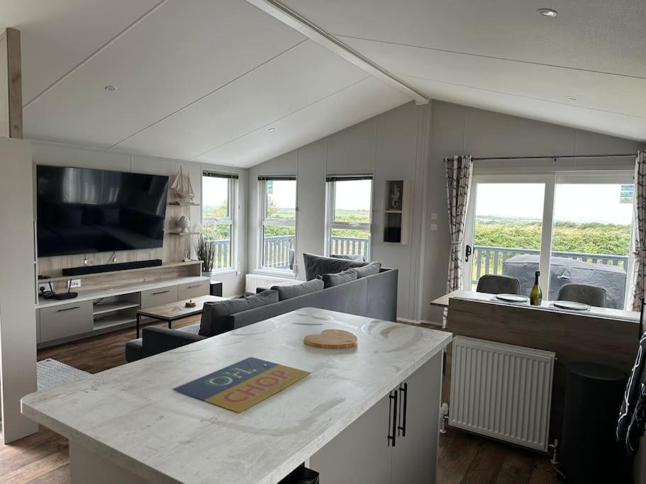 Modern Lodge With Amazing Views New Quay Eksteriør billede