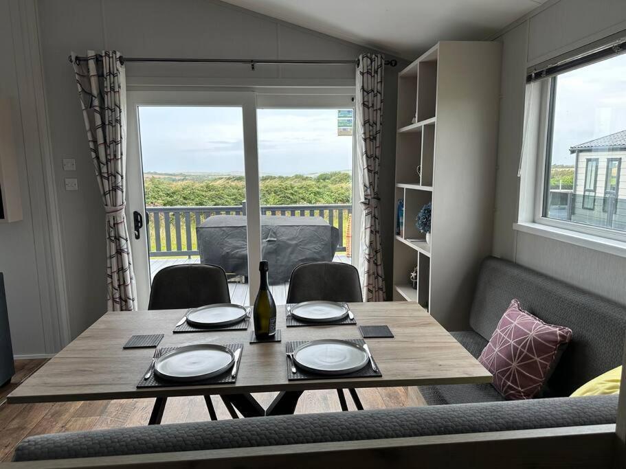Modern Lodge With Amazing Views New Quay Eksteriør billede