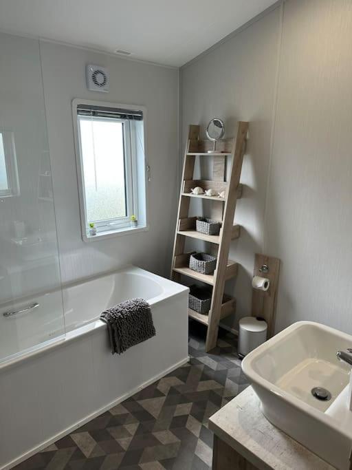 Modern Lodge With Amazing Views New Quay Eksteriør billede